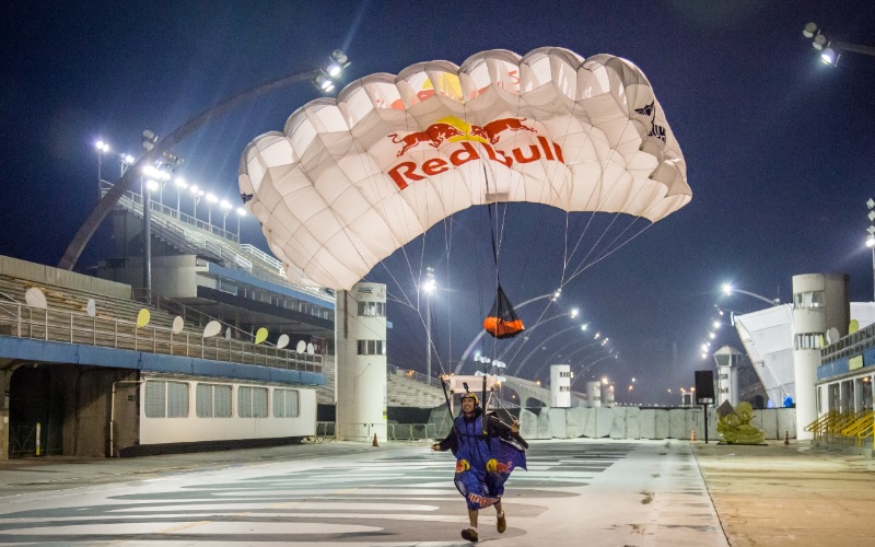 DPZ&T promove campanha de salto de Carnaval da Red Bull no Sambódromo de São Paulo