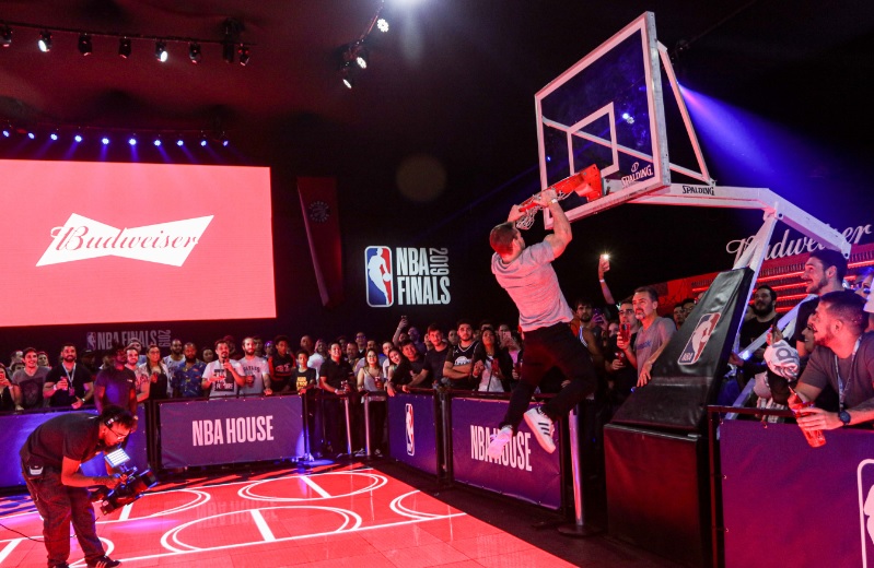 Budweiser e NBA ampliam parceria em acordo para transmissão de jogos gratuitos pela internet
