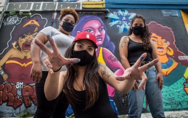 Halls convida grafiteiras para fazer uma homenagem às mulheres em São Paulo