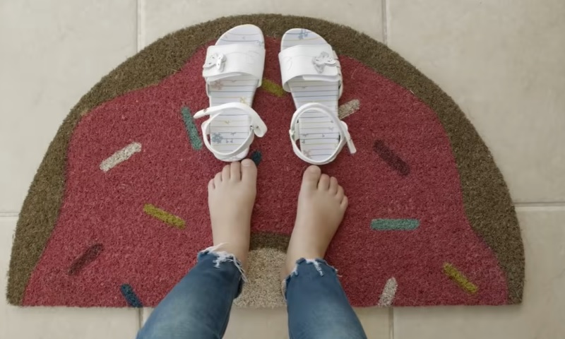 Tenys Pé Baruel dá continuidade à sua campanha para incentivar novos hábitos de higienização dos pés e calçados