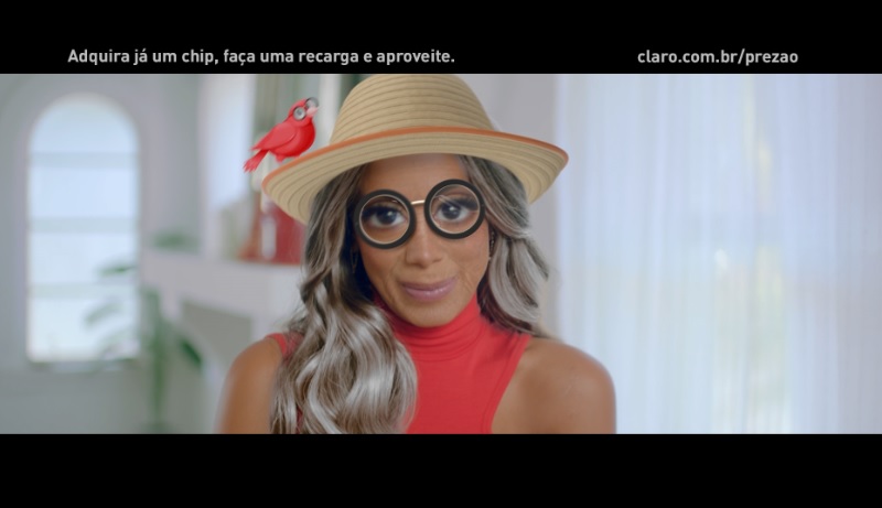 Anitta mescla filtros e situações em campanha da Claro