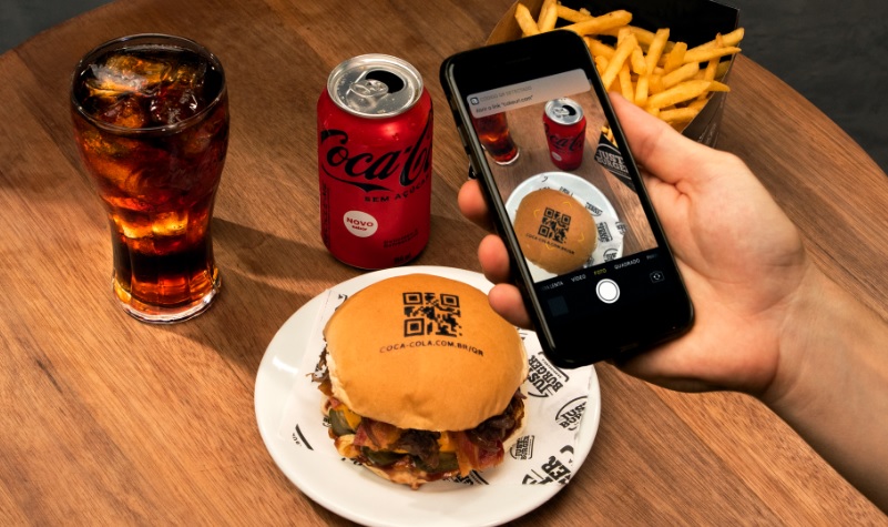 Coca-Cola apoia hambúrguer com QR Code que incentiva doação de alimentos