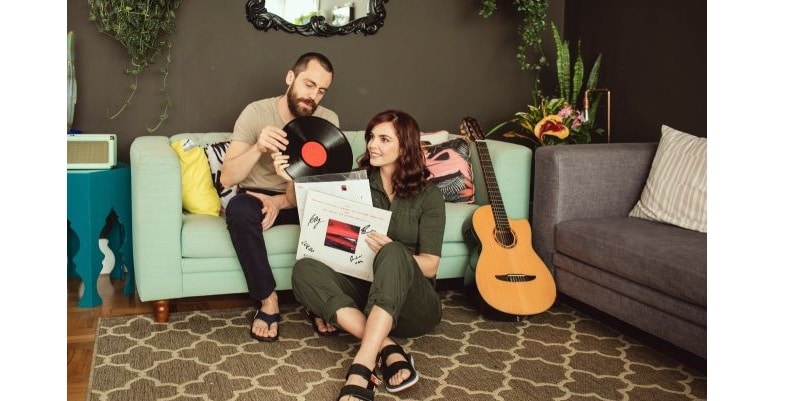 Titi Müller e Tomás Bertoni estrelam campanha de Dia dos Namorados da Batuca para a Cartago