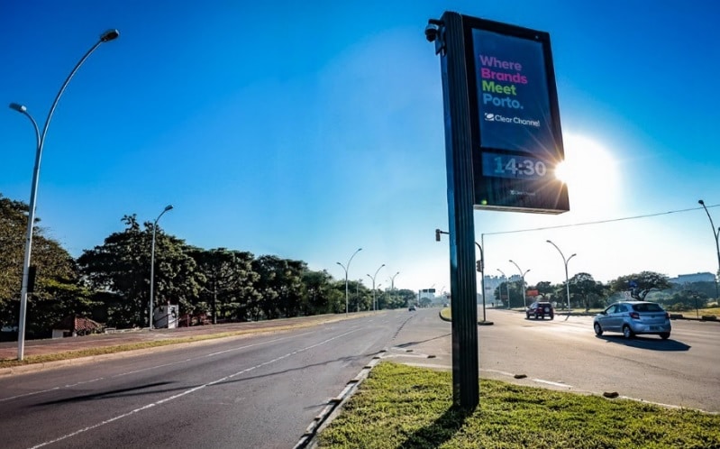 Clear Channel conclui a instalação dos 168 relógios de rua em Porto Alegre