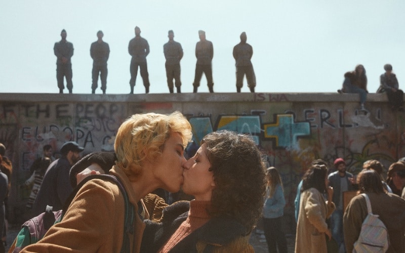 Mercado Livre busca normalizar beijos LGBTQIA+ com a campanha Novos Beijos Icônicos