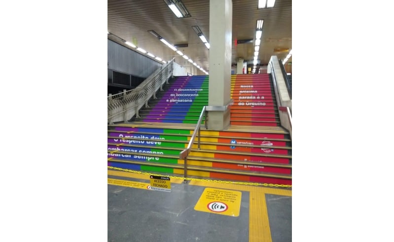MetrôRio ‘veste’ escada da estação Central com as cores do arco-íris para celebrar o Dia do Orgulho LGBTQIA+