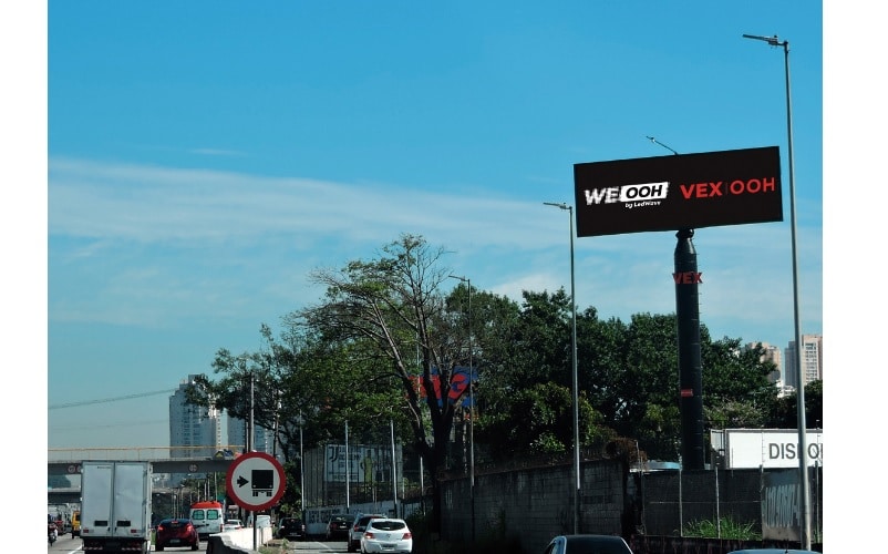 VEX OOH instala seu primeiro painel digital em rodovia