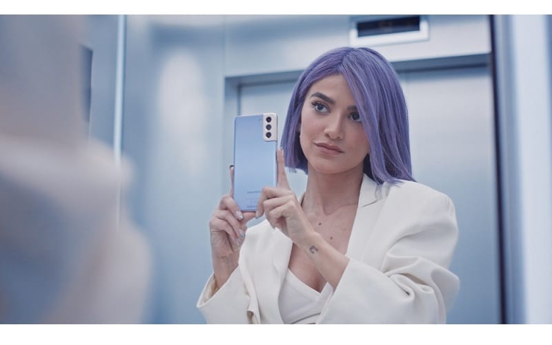 Nova campanha do Galaxy S21 5 traz “Manu Gavassi através dos espelhos”