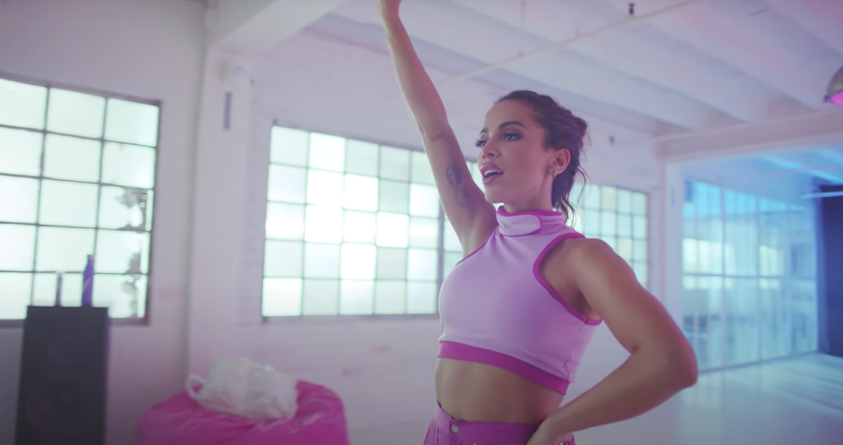 Com passinhos que marcaram época, Rexona By Anitta apresenta sua nova campanha