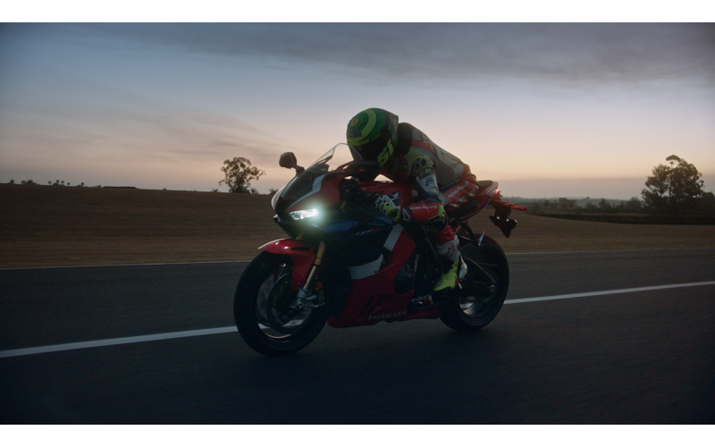 Honda Motos destaca velocidade e tecnologia em nova campanha