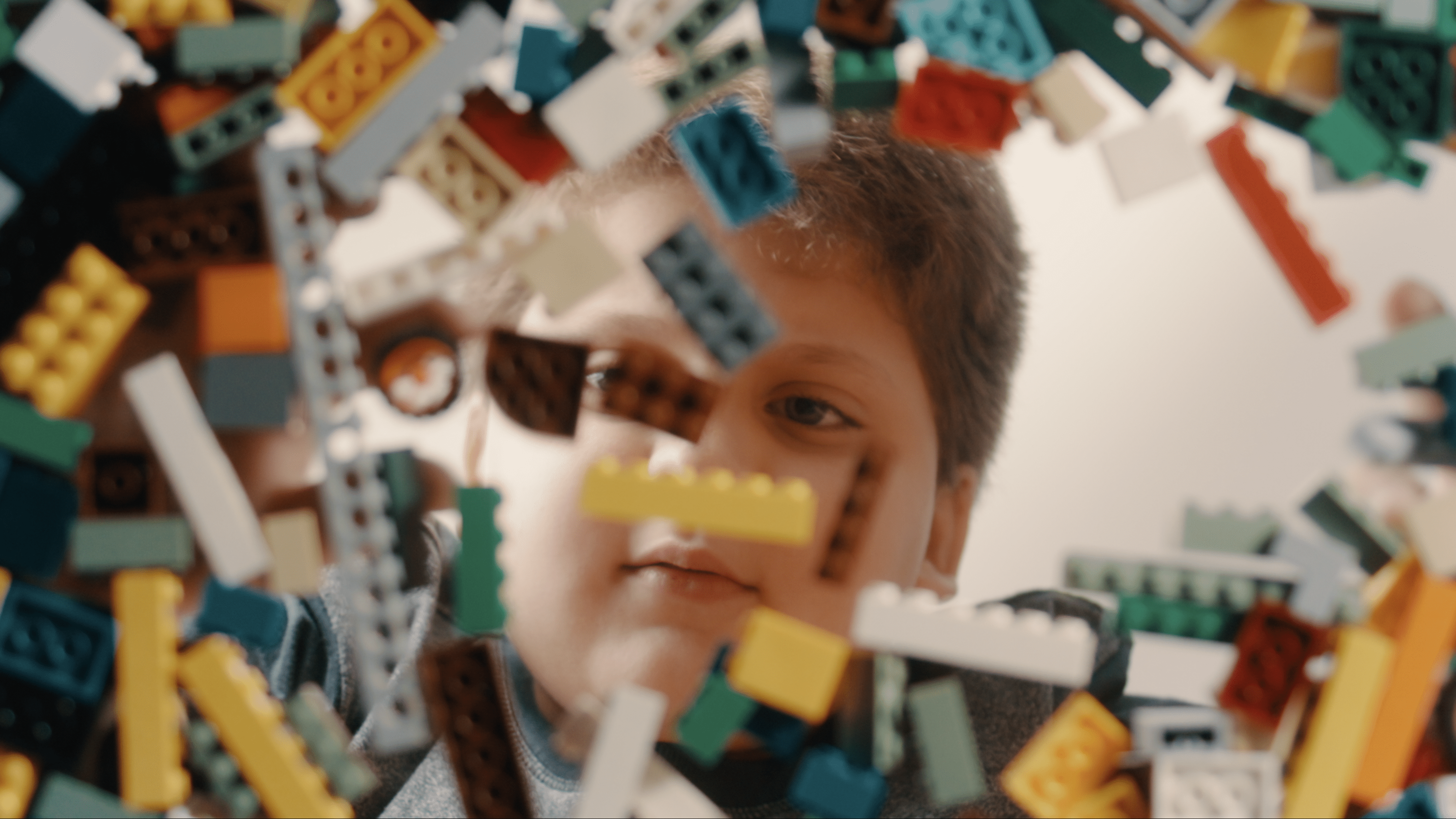 Asteroide e Grey Dubai inspiram as crianças a quebrarem as regras com LEGO