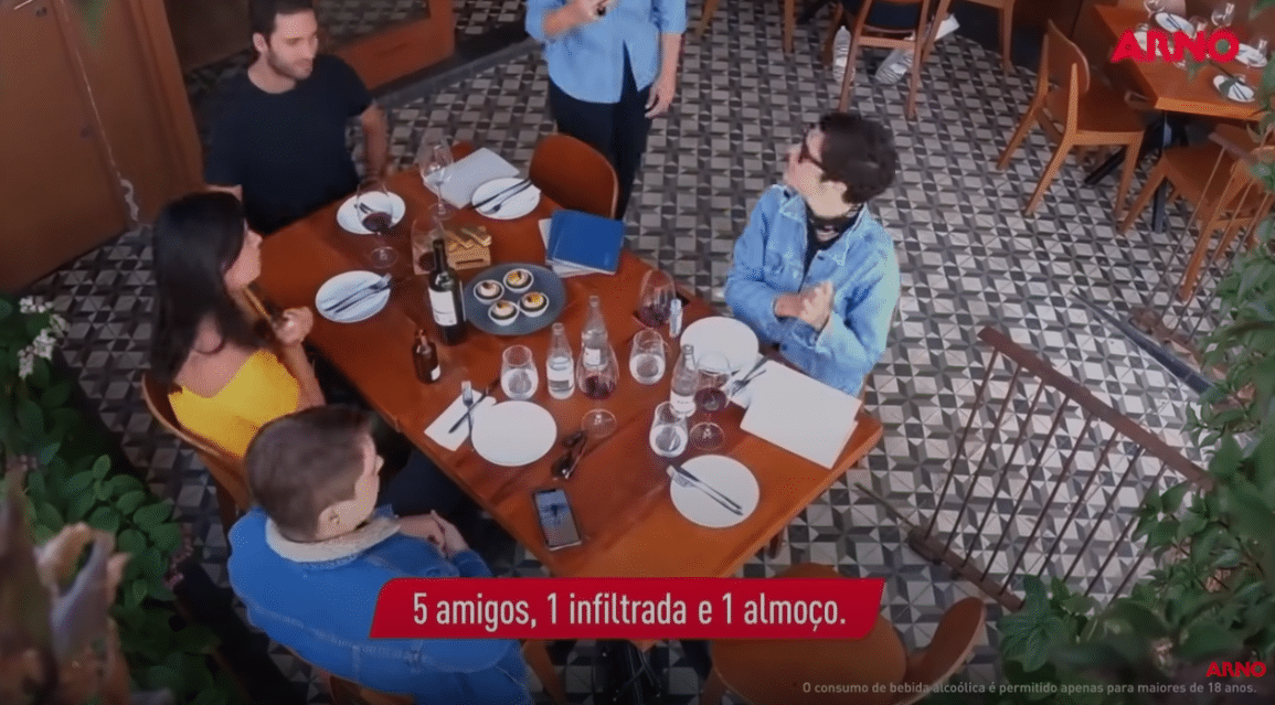 Arno surpreende clientes de restaurante em São Paulo