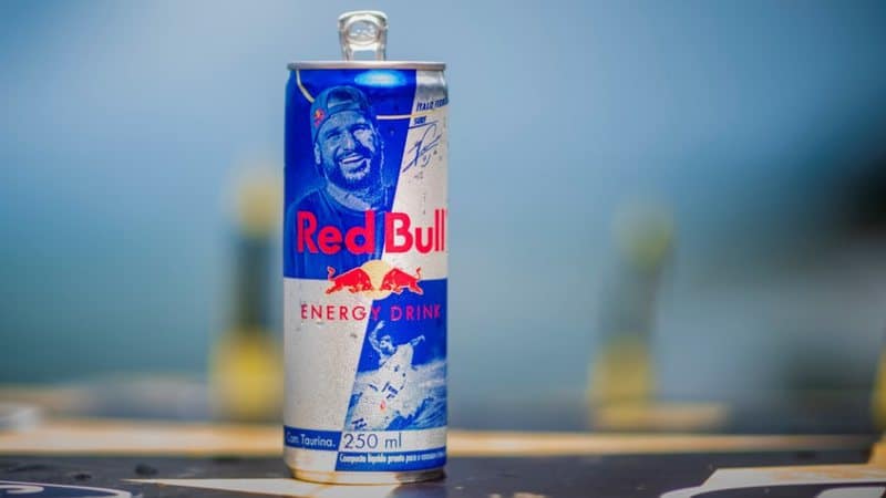 Italo Ferreira ganha game e estampa nova embalagem de Red Bull
