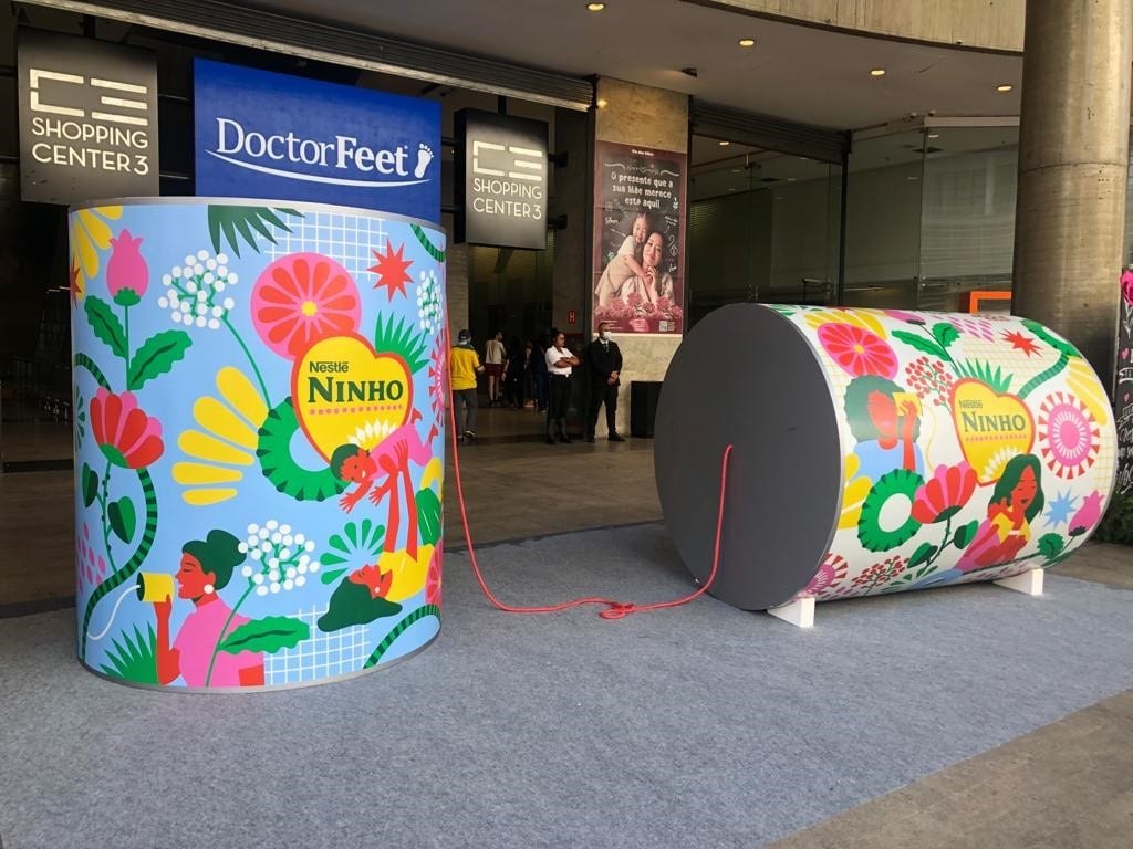 Dia das Mães: NINHO promove exposição com icônico telefone de lata gigante em São Paulo e Recife