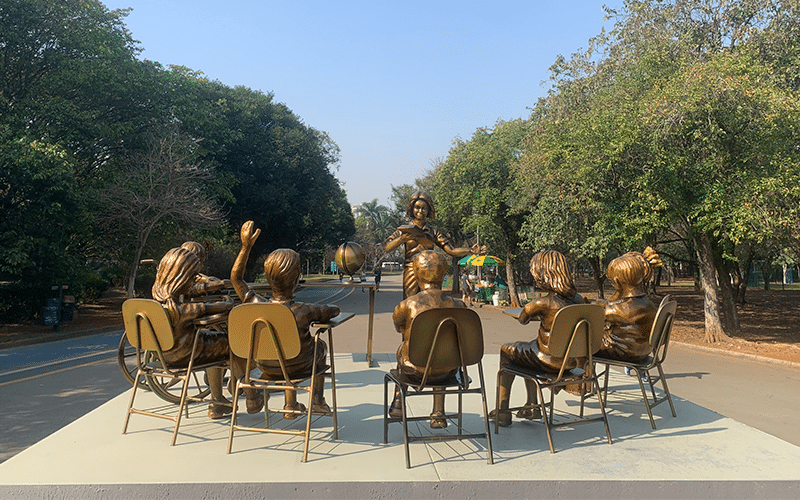 Estátuas de estudantes somem dos monumentos à educação do UNICEF e reaparecem nas ruas