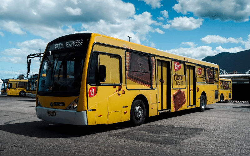 Bauducco adesiva os ônibus que levarão espectadores até a Cidade do Rock