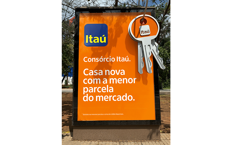 Itaú promove consórcio colocando chaves gigantes nas ruas de São Paulo
