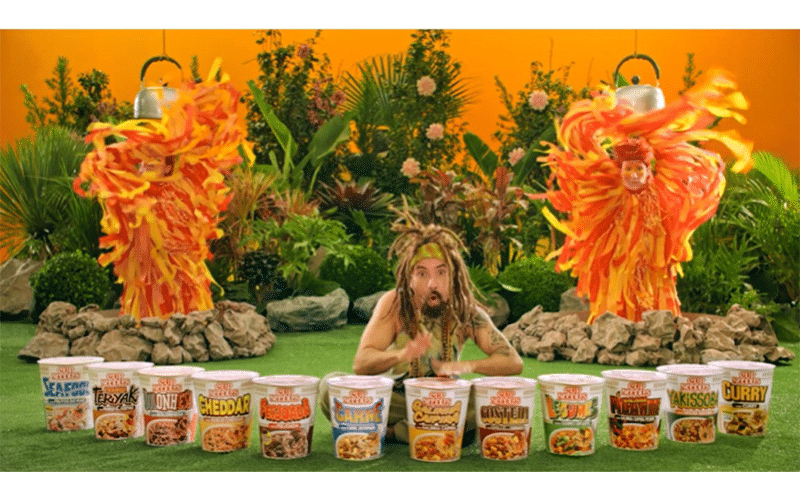 Marco Luque é a estrela da nova campanha de Cup Noodles® na TV