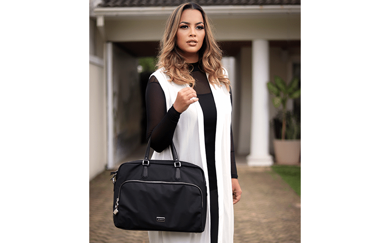 Samsonite escolhe Camila Farani para campanha de linha business de bolsas e mochilas