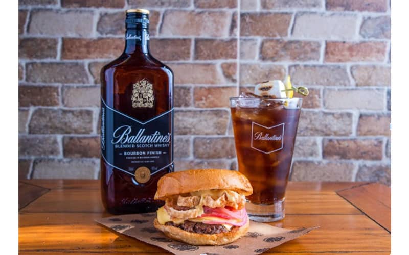 Burgers com whisky Ballantine’s e o novo drink Zero Balla assinam Rota especial da marca
