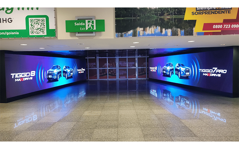 Goiânia: aeroporto propõe experiência imersiva com túnel de LED na área de desembarque