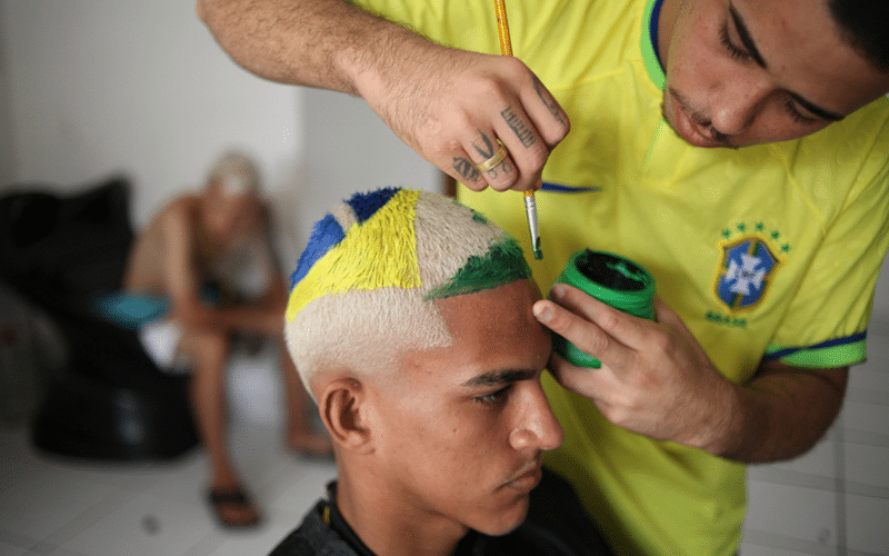 Itaú realiza ação com barbeiro criador do penteado do HEXA