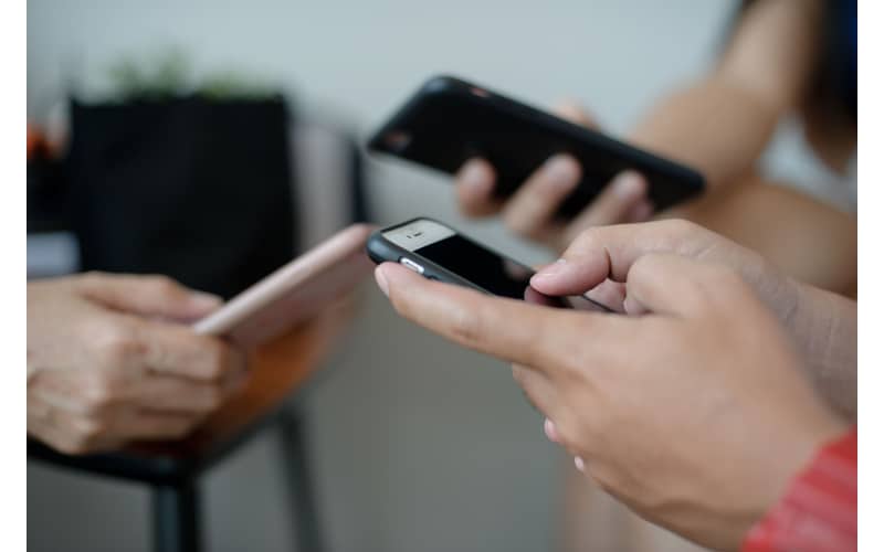 Mobiles respondem por 77% do consumo de publicidade digital em 2022