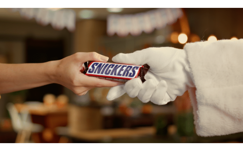 Snickers confunde Páscoa com Natal e Halloween