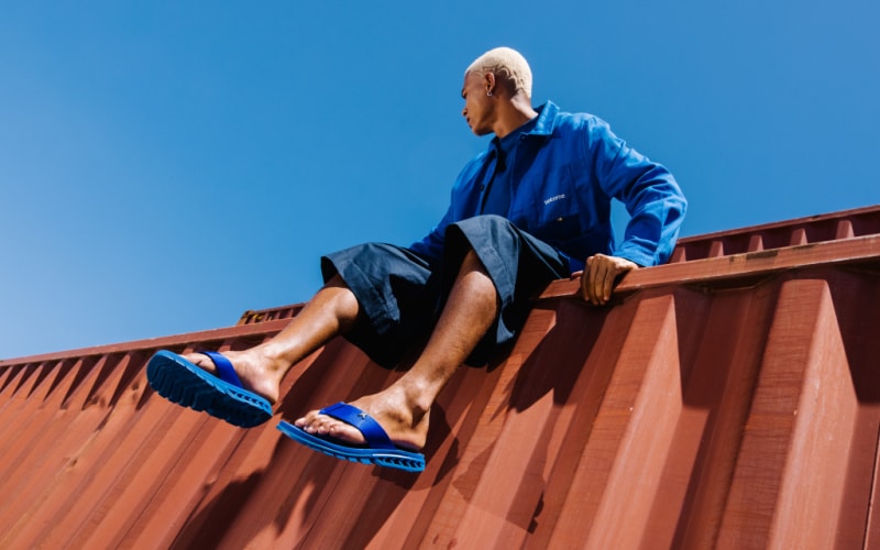 Kenner lança a clássica sandália Rakka em nova paleta monocromática