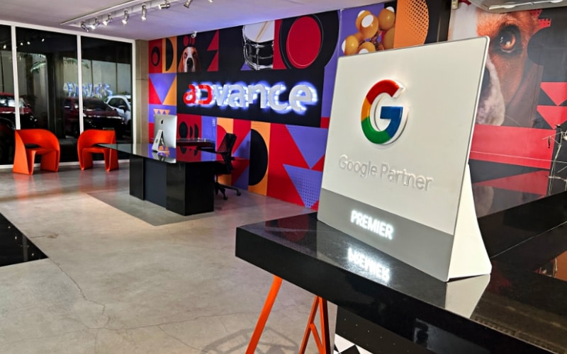 Advance homenageia profissionais de marketing com ação em painéis