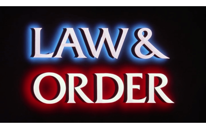Icônico som de abertura de Law & Order inspira peça musical brasileira