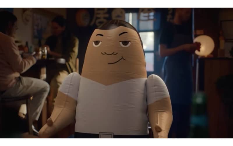 Omie lança campanha com boneco inflável que materializa um inimigo
