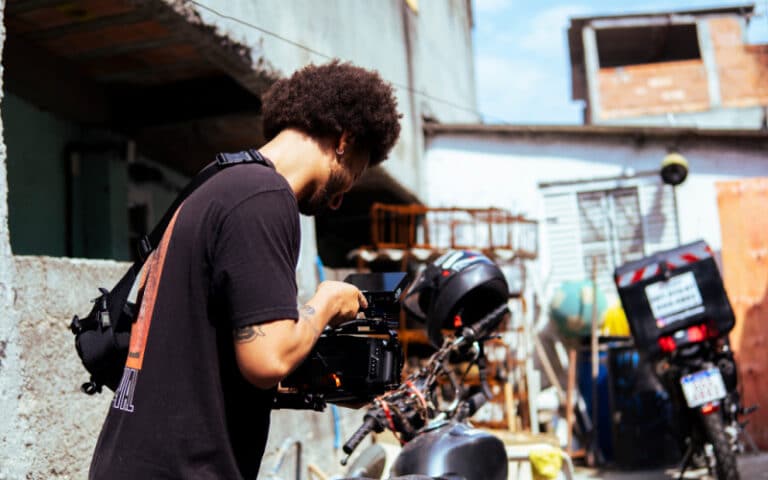 Favela Filmes terá especial exibido na Globo, com a série Motoboy SP