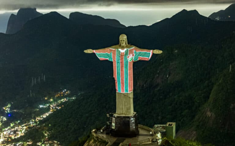 Absolut Sport “veste” camisa do Fluminense no Cristo Redentor
