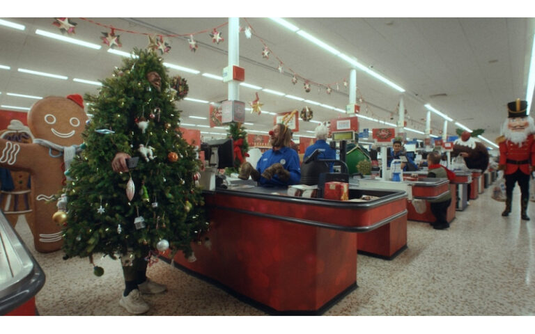 Dupla Alaska dirige filme de Natal para rede de supermercados Tesco