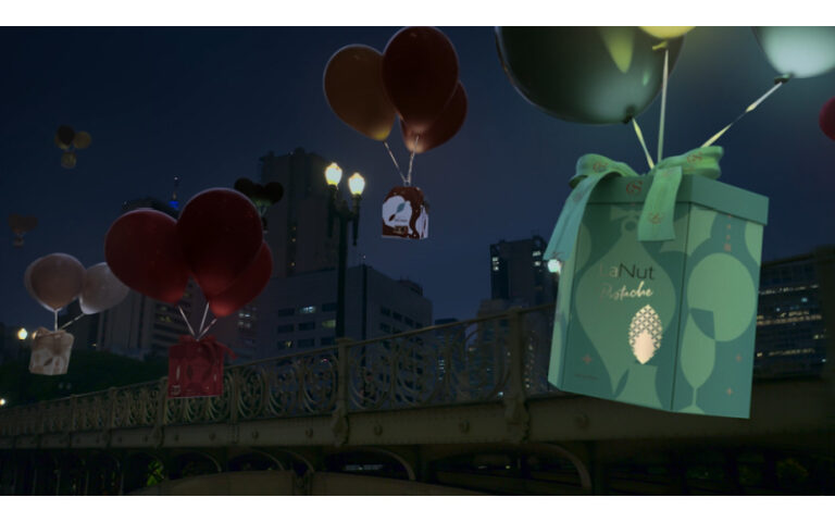 O clima do Natal está no ar: balões encantados da Cacau Show