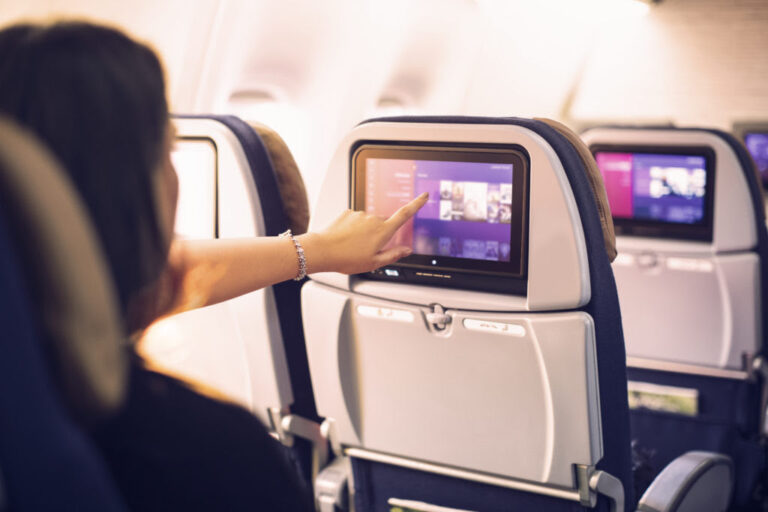 LATAM revela os 10 filmes e séries mais assistidos pelos passageiros em 2023