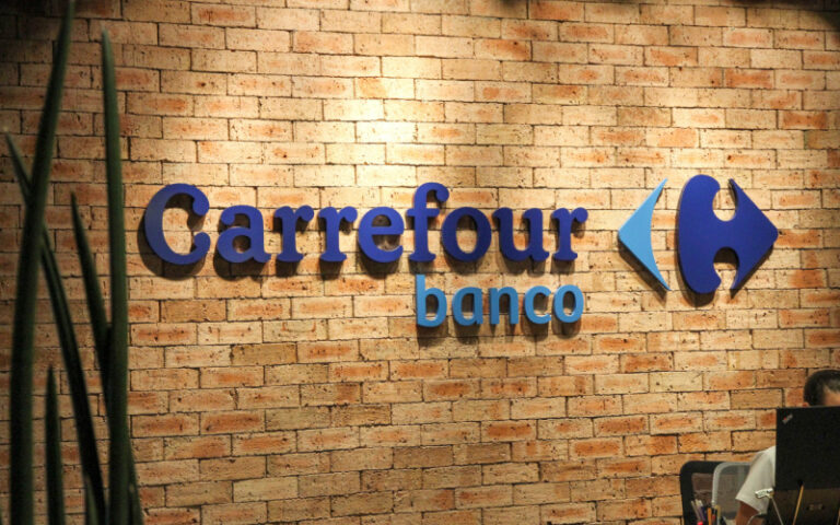 Banco Carrefour estrutura agência interna de design e branding