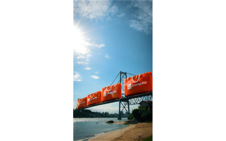 Pompéia com bolsas gigantes na Ponte Hercílio Luz