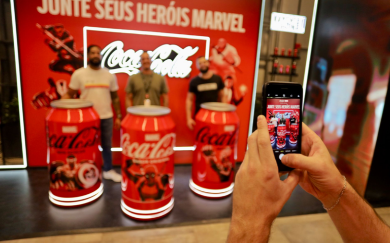 Colaboradores se transformam em ação de Endomarketing para Coca-Cola