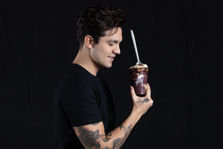 Luan Santana assina bowl da OAKBERRY com a Neston