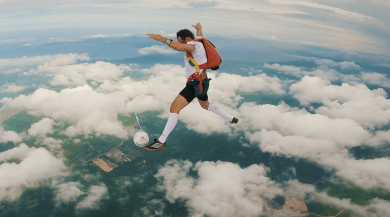 Balneário Camboriú sediou partida de futebol mais alta do mundo