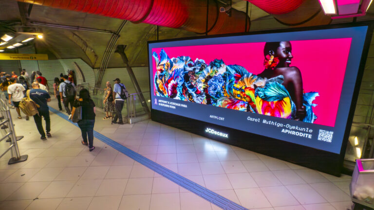 JCDecaux transforma metrô de Sp em galeria do Outubro Rosa