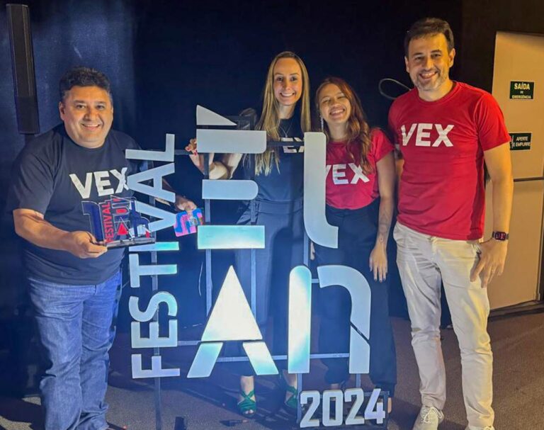 VEX vence Festival Élan com case de painel em topo de pedágio