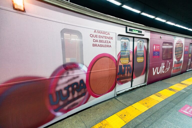 Vult personaliza metrô para apresentar inovações de maquiagem