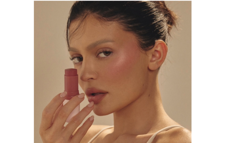 Kylie Cosmetics lança Novo Blush Stick Multifuncional.