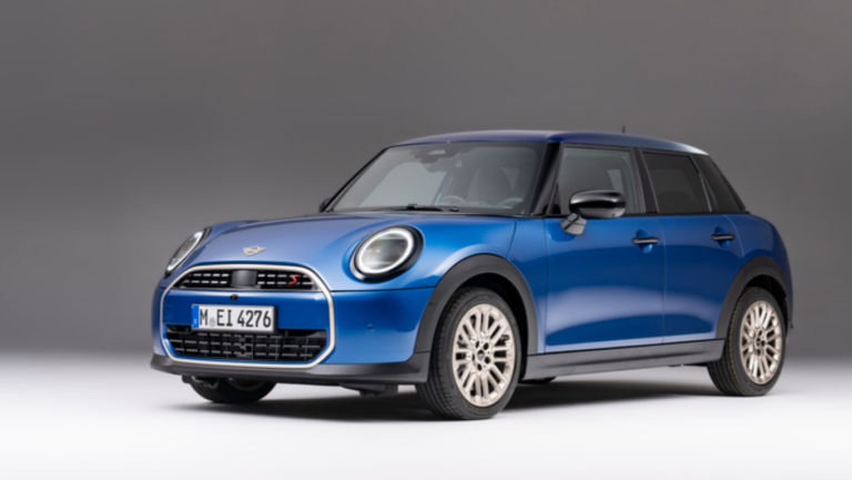 MINI Cooper S com 5 portas chega com design icônico