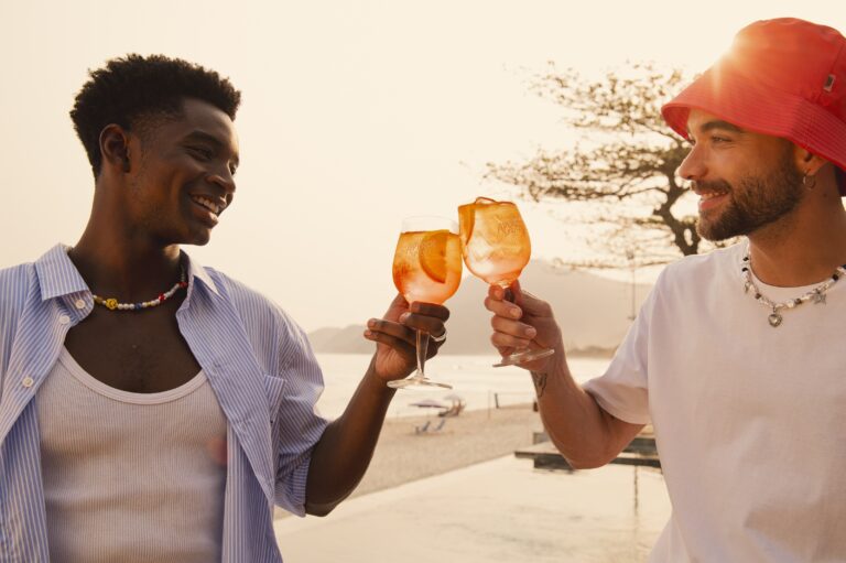 Leve como o pôr do sol é a nova campanha de Aperol para o verão”