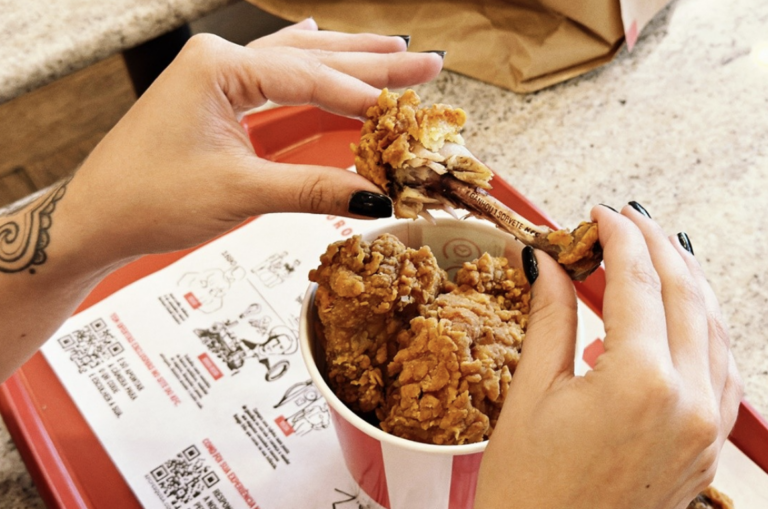 KFC e DM9 surpreendem consumidores com ossinhos premiados