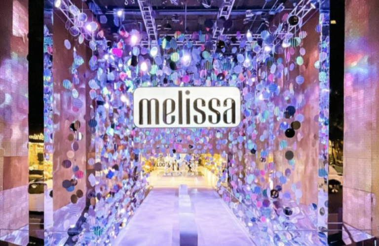 Galeria Melissa apresenta instalação para a campanha Happy Holidays